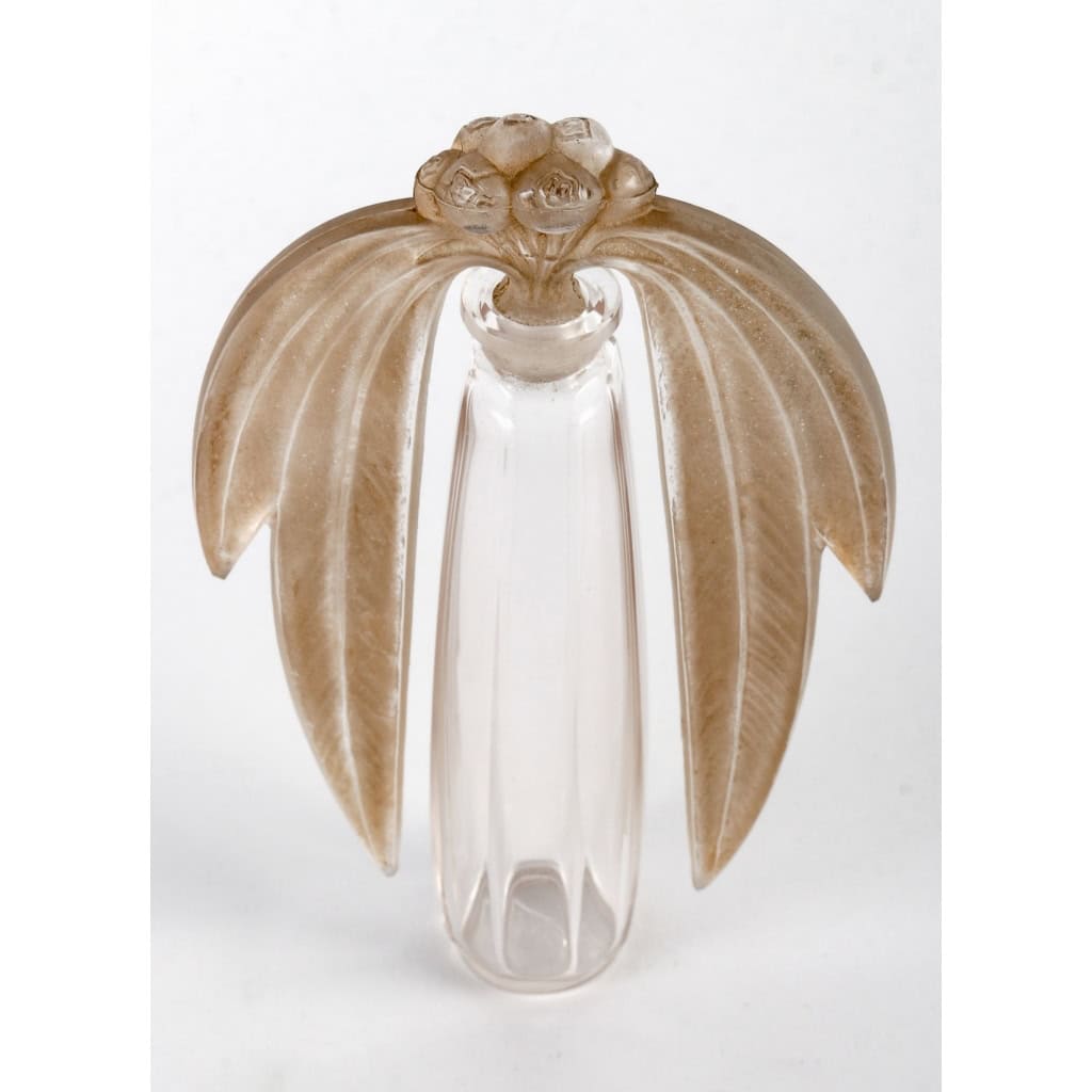 Flacon « Bouchon Eucalyptus » verre blanc patiné sépia de René LALIQUE | Biron Flacon "Bouchon Eucalyptus" verre blanc patiné sépia de René LALIQUE
