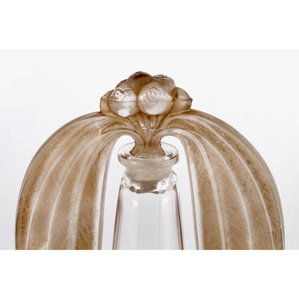 Flacon « Bouchon Eucalyptus » verre blanc patiné sépia de René LALIQUE | Biron Flacon "Bouchon Eucalyptus" verre blanc patiné sépia de René LALIQUE