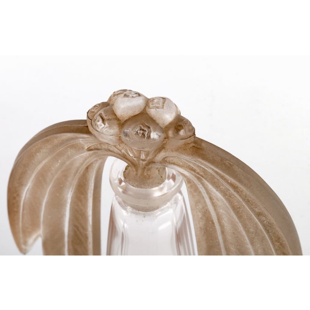 Flacon « Bouchon Eucalyptus » verre blanc patiné sépia de René LALIQUE | Biron Flacon "Bouchon Eucalyptus" verre blanc patiné sépia de René LALIQUE