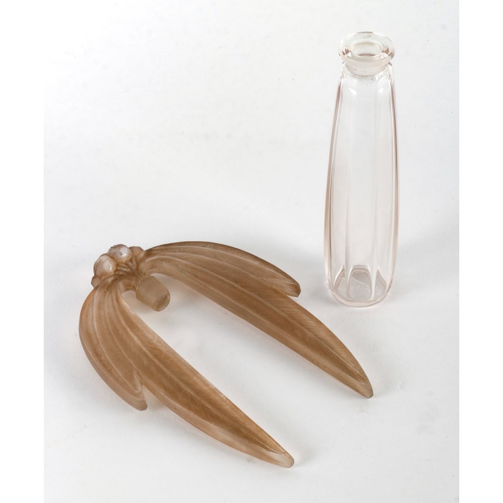 Flacon « Bouchon Eucalyptus » verre blanc patiné sépia de René LALIQUE | Biron Flacon "Bouchon Eucalyptus" verre blanc patiné sépia de René LALIQUE