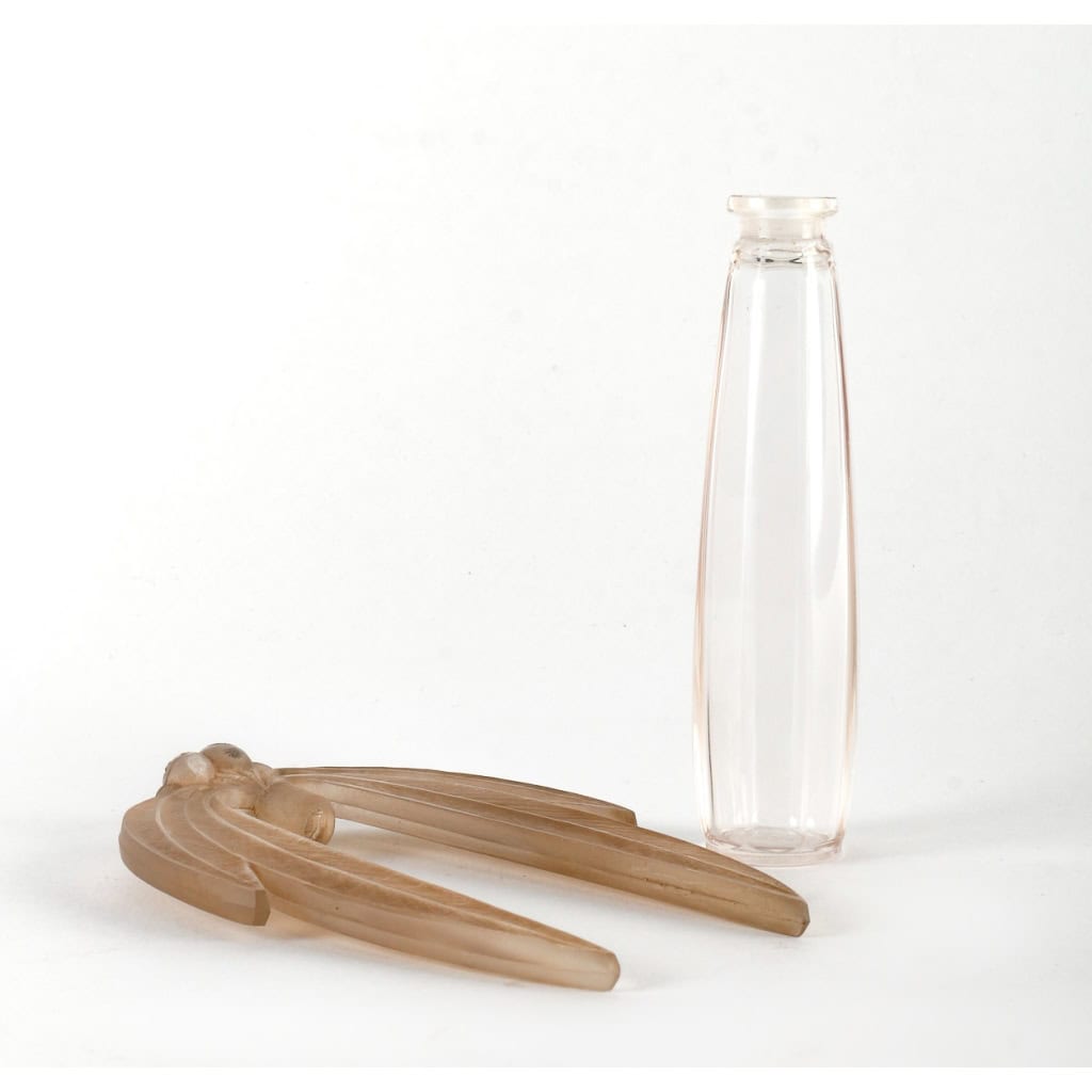 Flacon « Bouchon Eucalyptus » verre blanc patiné sépia de René LALIQUE | Biron Flacon "Bouchon Eucalyptus" verre blanc patiné sépia de René LALIQUE