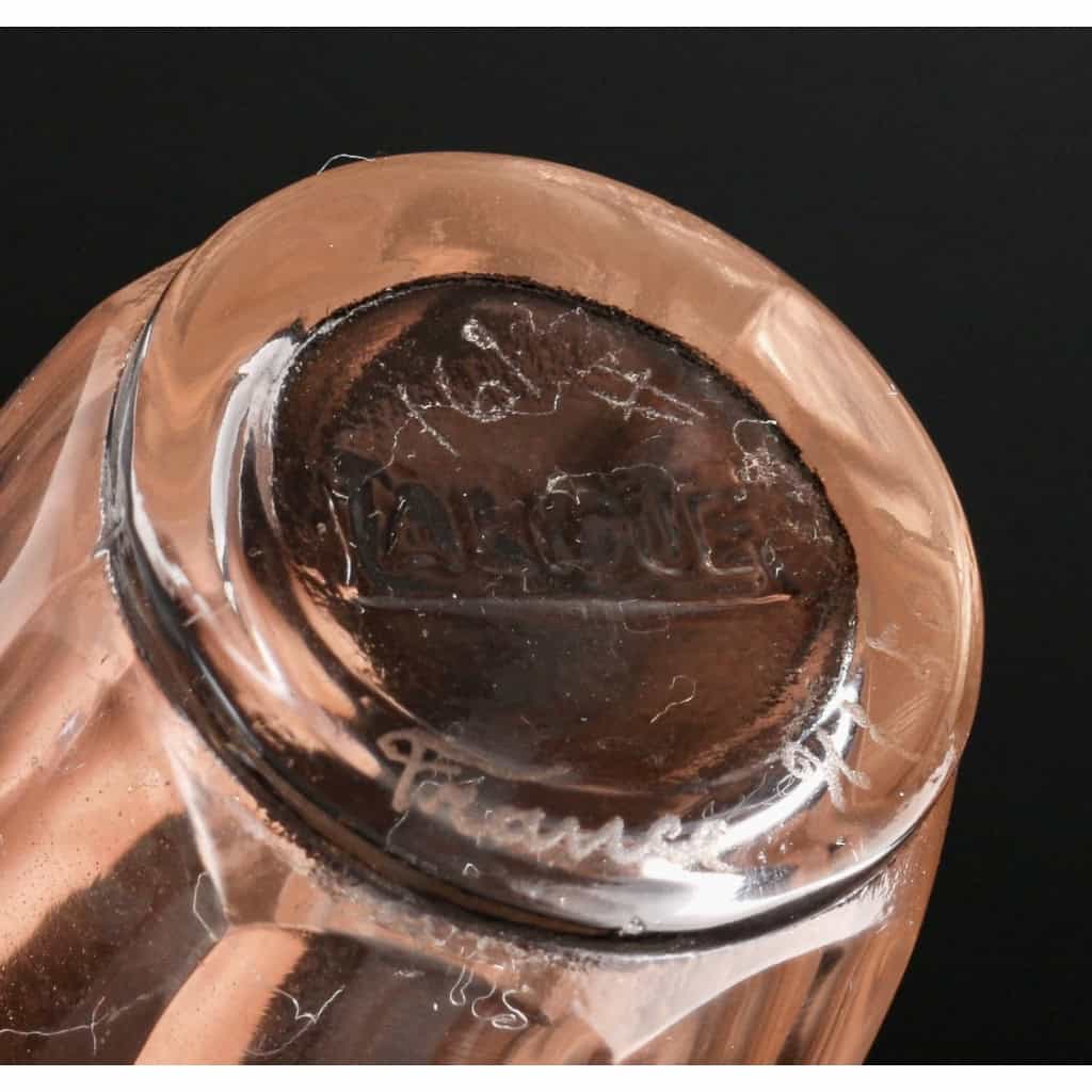 Flacon « Bouchon Eucalyptus » verre blanc patiné sépia de René LALIQUE | Biron Flacon "Bouchon Eucalyptus" verre blanc patiné sépia de René LALIQUE