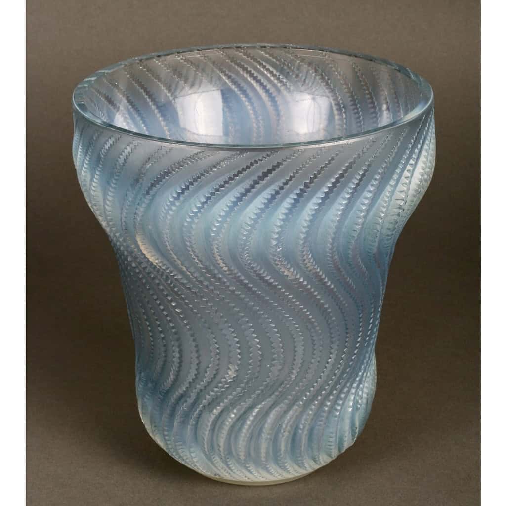 Vase « Actinia » verre opalescent patiné bleu de René LALIQUE | Biron Vase "Actinia" verre opalescent patiné bleu de René LALIQUE