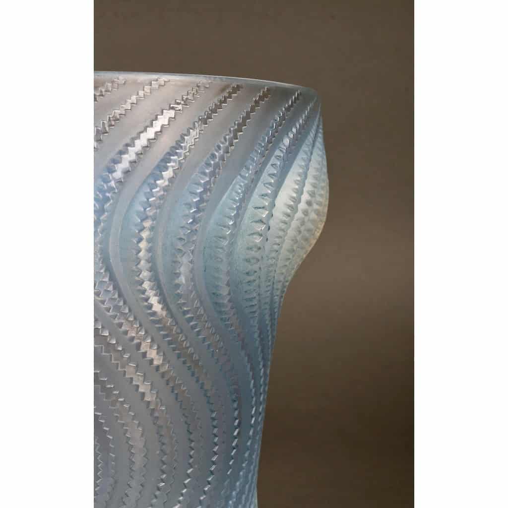 Vase « Actinia » verre opalescent patiné bleu de René LALIQUE | Biron Vase "Actinia" verre opalescent patiné bleu de René LALIQUE
