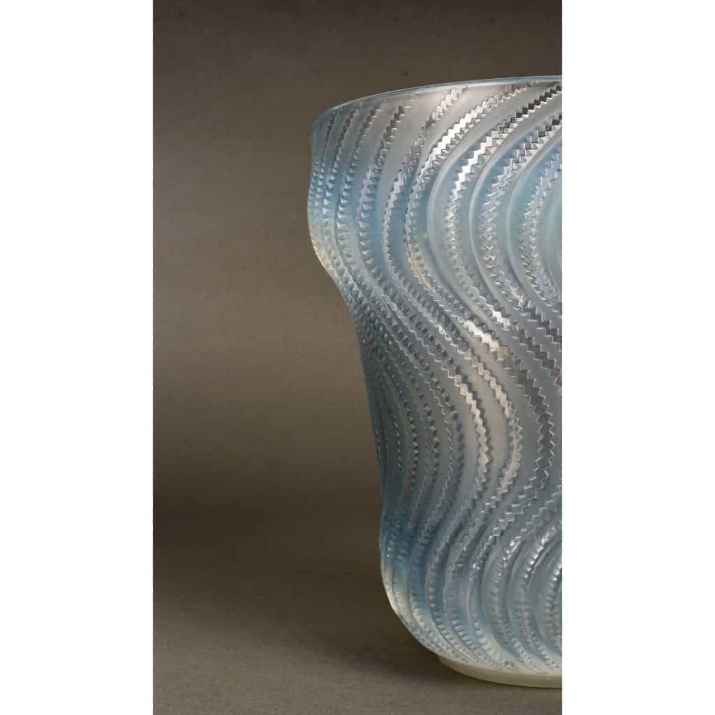Vase « Actinia » verre opalescent patiné bleu de René LALIQUE | Biron Vase "Actinia" verre opalescent patiné bleu de René LALIQUE