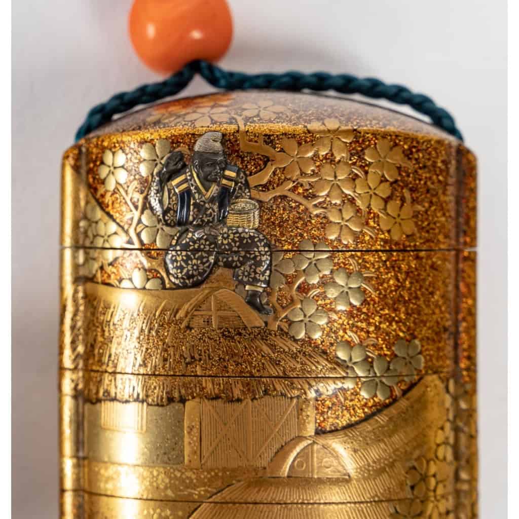 Inro à 5 cases en Laque or et inclusions d’alliages métalliques | Biron Inro à 5 cases en Laque or et inclusions d'alliages métalliques