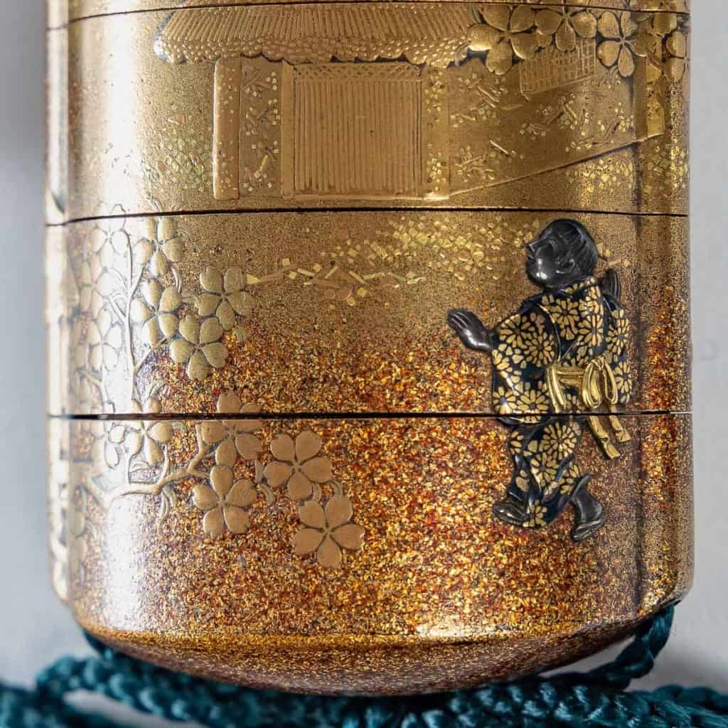 Inro à 5 cases en Laque or et inclusions d’alliages métalliques | Biron Inro à 5 cases en Laque or et inclusions d'alliages métalliques