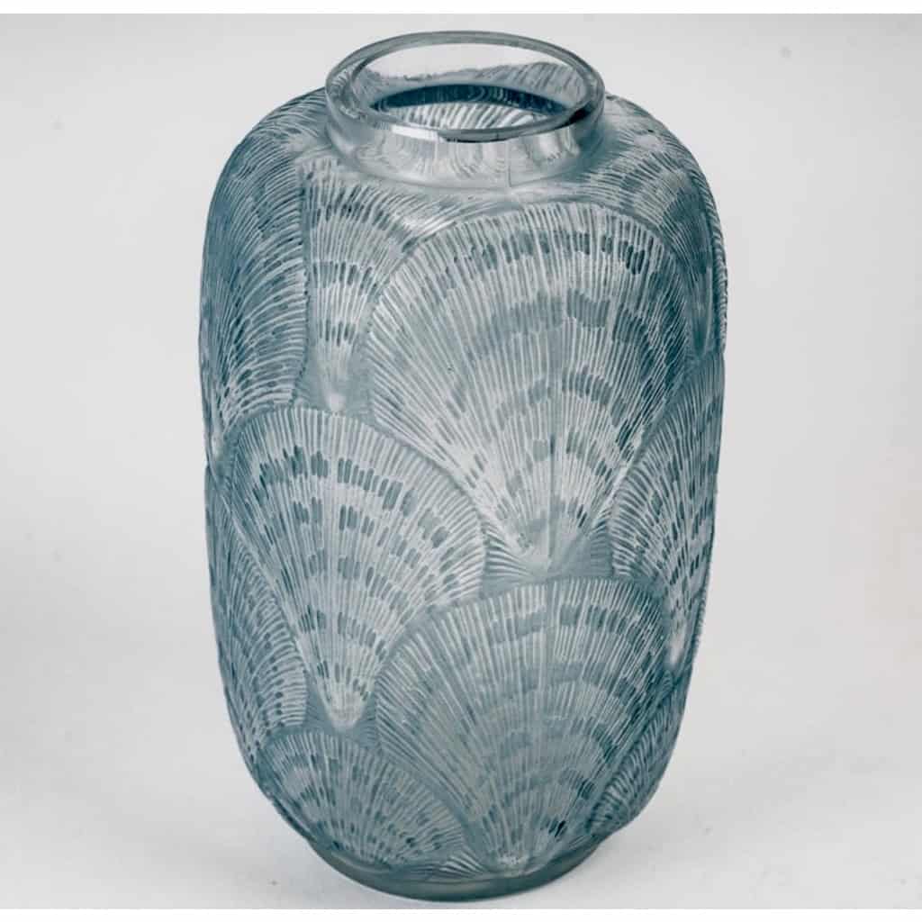 Vase « Coquilles » verre blanc patiné bleu de René LALIQUE | Biron Vase "Coquilles" verre blanc patiné bleu de René LALIQUE
