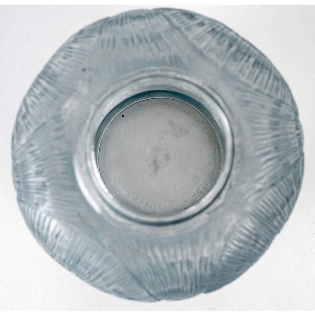 Vase « Coquilles » verre blanc patiné bleu de René LALIQUE | Biron Vase "Coquilles" verre blanc patiné bleu de René LALIQUE