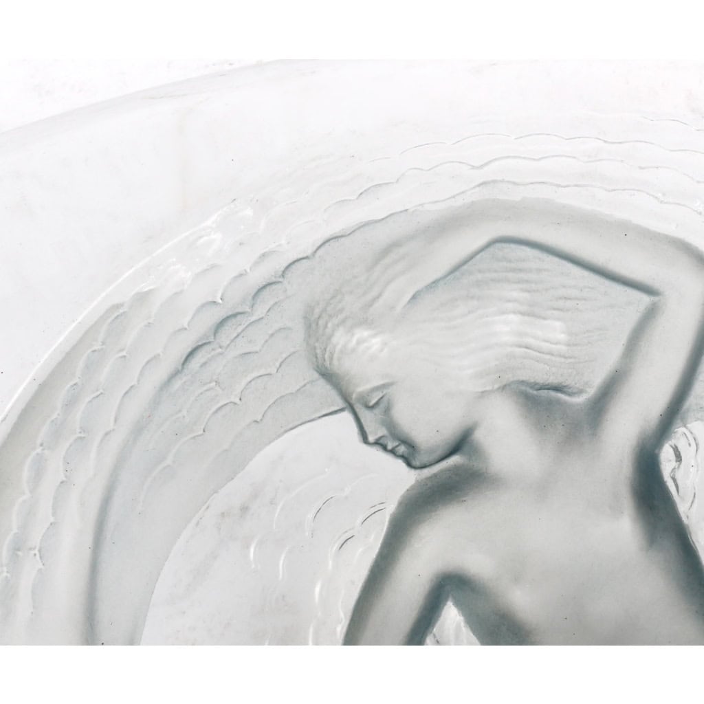 Coupe « Calypso » verre blanc patiné bleu de René LALIQUE | Biron Coupe "Calypso" verre blanc patiné bleu de René LALIQUE