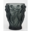 Vase « Bacchantes » cristal gris de LALIQUE FRANCE | Biron Vase "Bacchantes" cristal gris de LALIQUE FRANCE