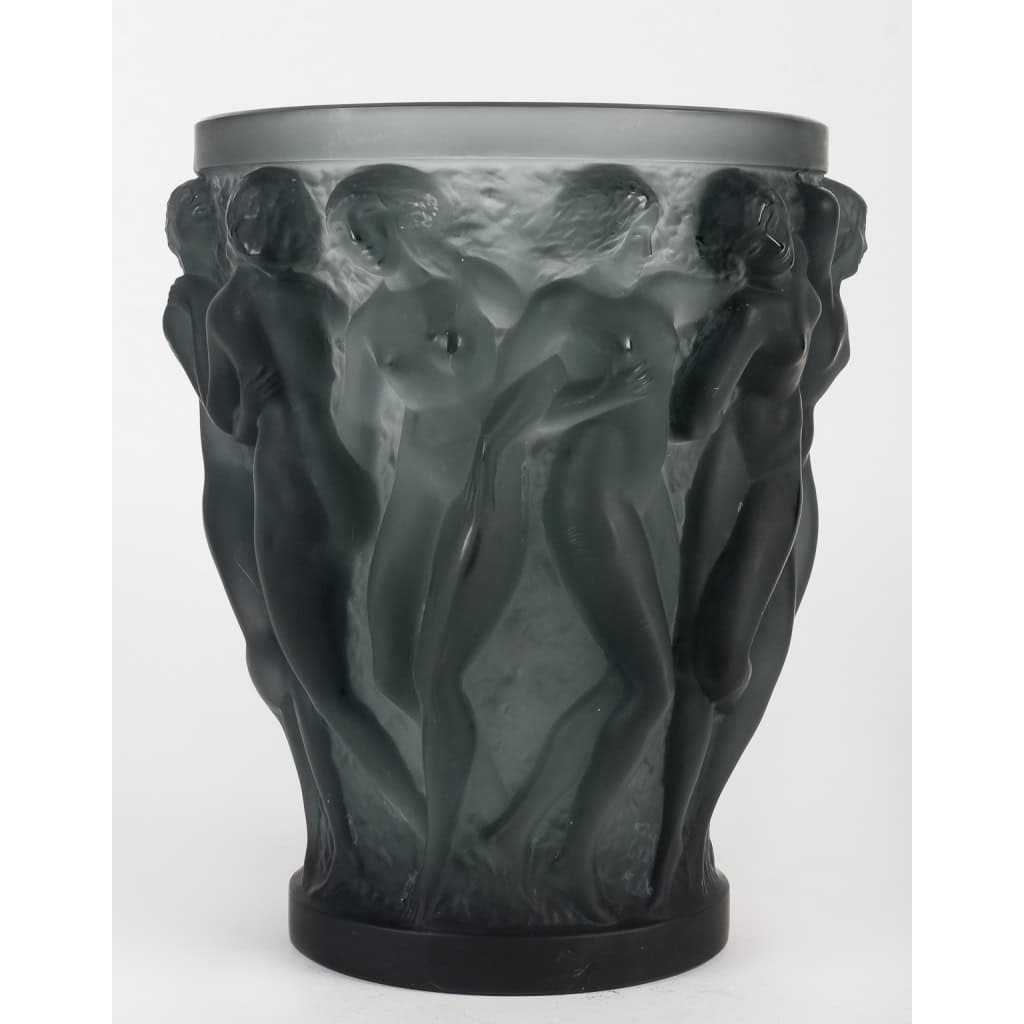Vase « Bacchantes » cristal gris de LALIQUE FRANCE | Biron Vase "Bacchantes" cristal gris de LALIQUE FRANCE