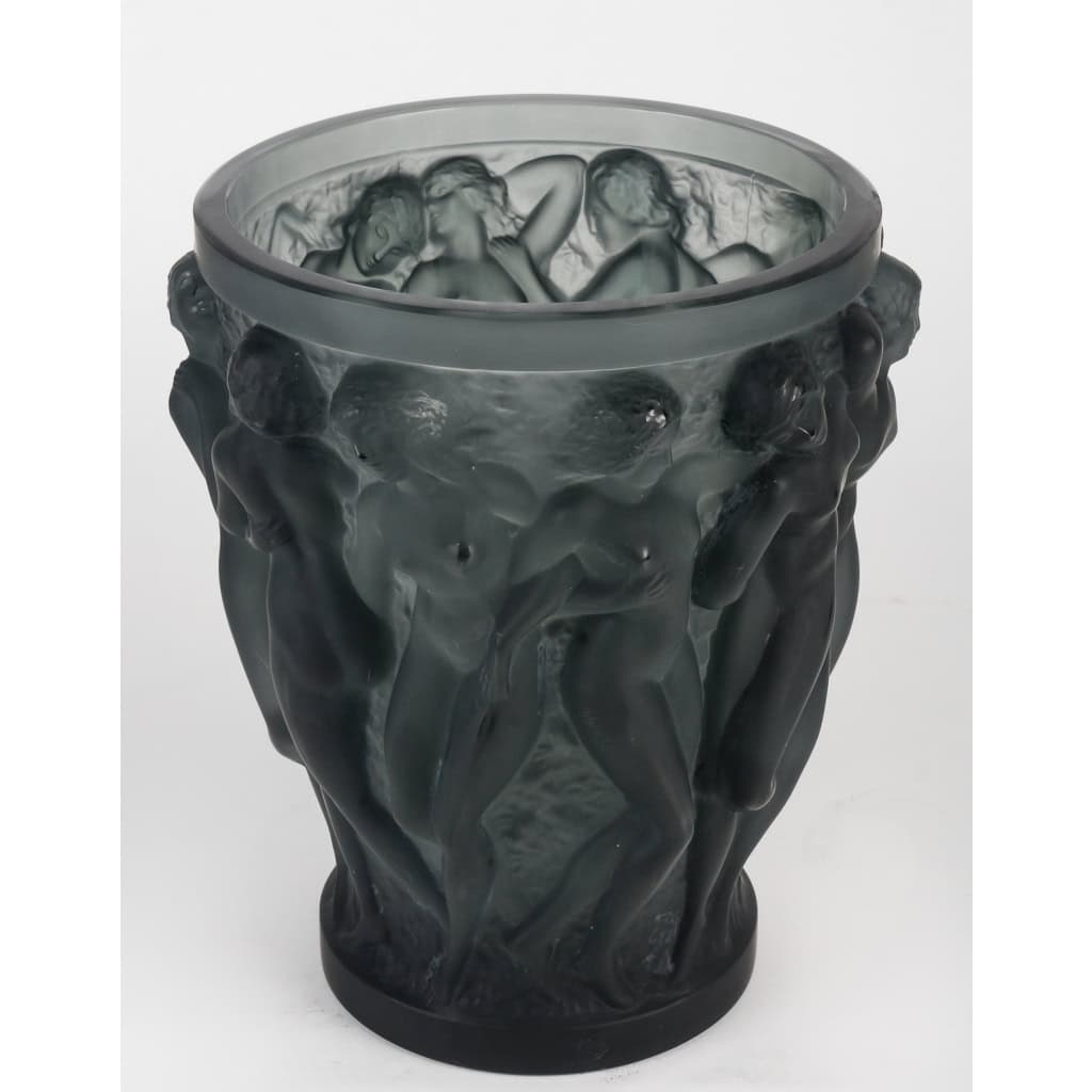 Vase « Bacchantes » cristal gris de LALIQUE FRANCE | Biron Vase "Bacchantes" cristal gris de LALIQUE FRANCE
