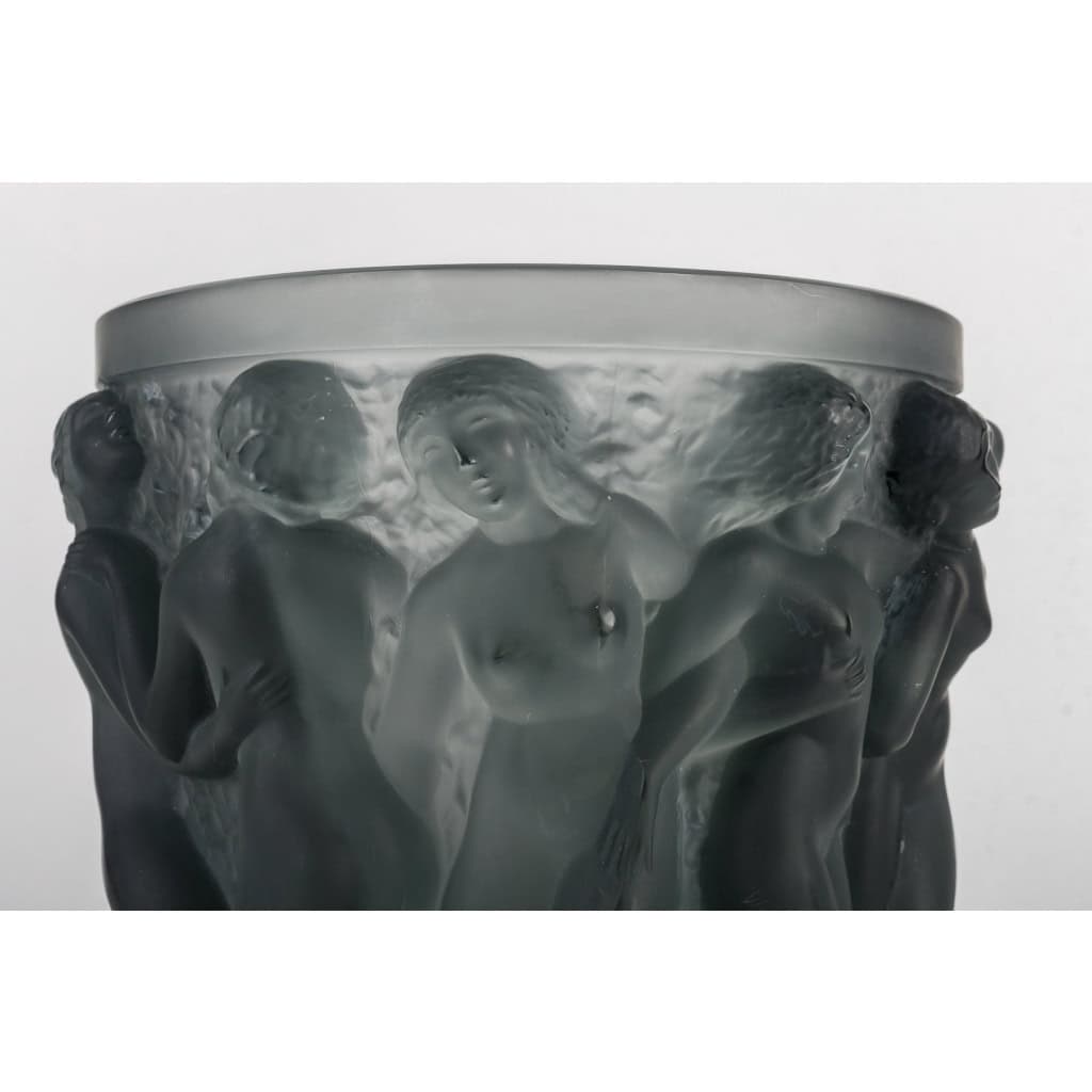 Vase « Bacchantes » cristal gris de LALIQUE FRANCE | Biron Vase "Bacchantes" cristal gris de LALIQUE FRANCE