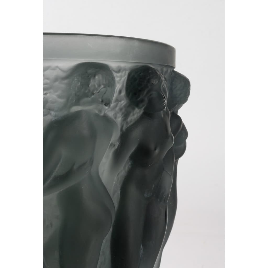 Vase « Bacchantes » cristal gris de LALIQUE FRANCE | Biron Vase "Bacchantes" cristal gris de LALIQUE FRANCE