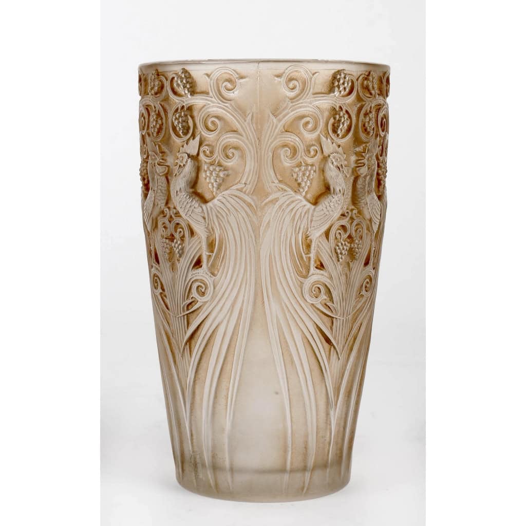 Vase « Coqs et Raisins » verre blanc patiné sépia de René LALIQUE | Biron Vase "Coqs et Raisins" verre blanc patiné sépia de René LALIQUE