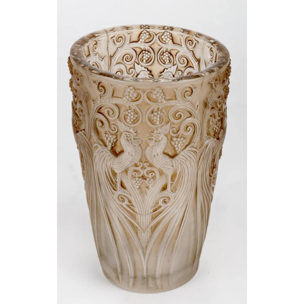 Vase « Coqs et Raisins » verre blanc patiné sépia de René LALIQUE | Biron Vase "Coqs et Raisins" verre blanc patiné sépia de René LALIQUE
