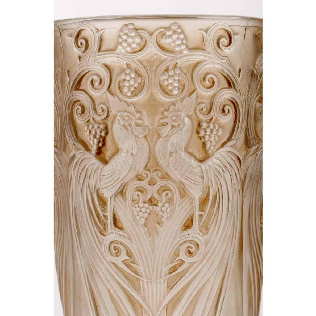 Vase « Coqs et Raisins » verre blanc patiné sépia de René LALIQUE | Biron Vase "Coqs et Raisins" verre blanc patiné sépia de René LALIQUE