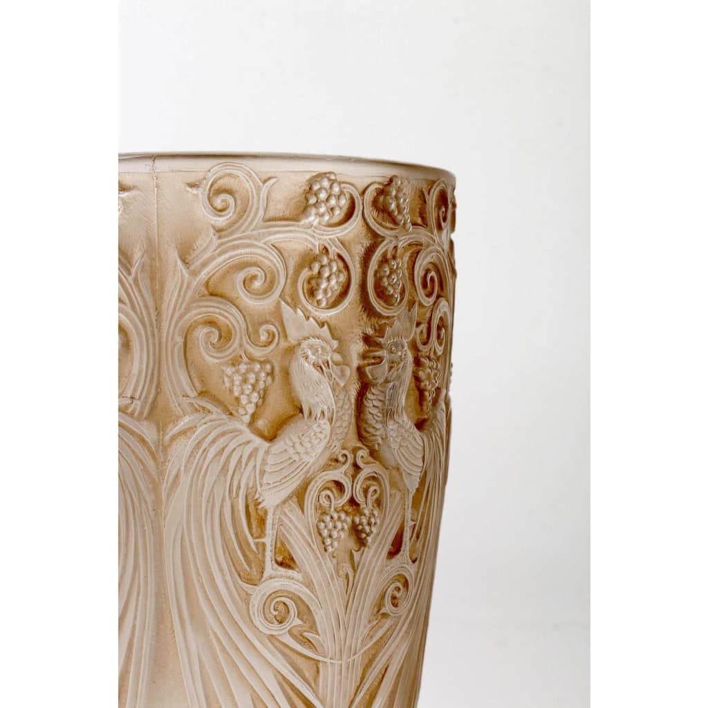 Vase « Coqs et Raisins » verre blanc patiné sépia de René LALIQUE | Biron Vase "Coqs et Raisins" verre blanc patiné sépia de René LALIQUE