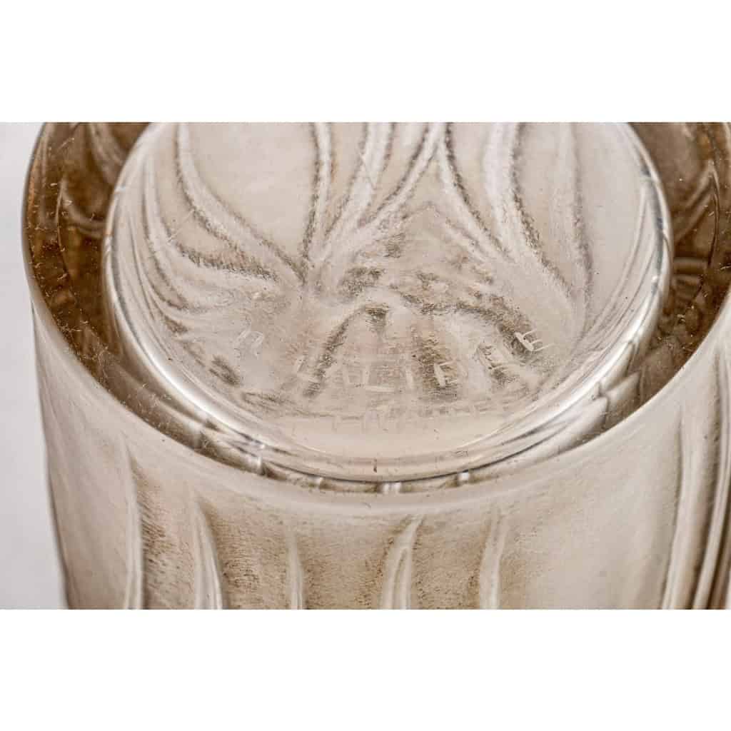 Vase « Coqs et Raisins » verre blanc patiné sépia de René LALIQUE | Biron Vase "Coqs et Raisins" verre blanc patiné sépia de René LALIQUE