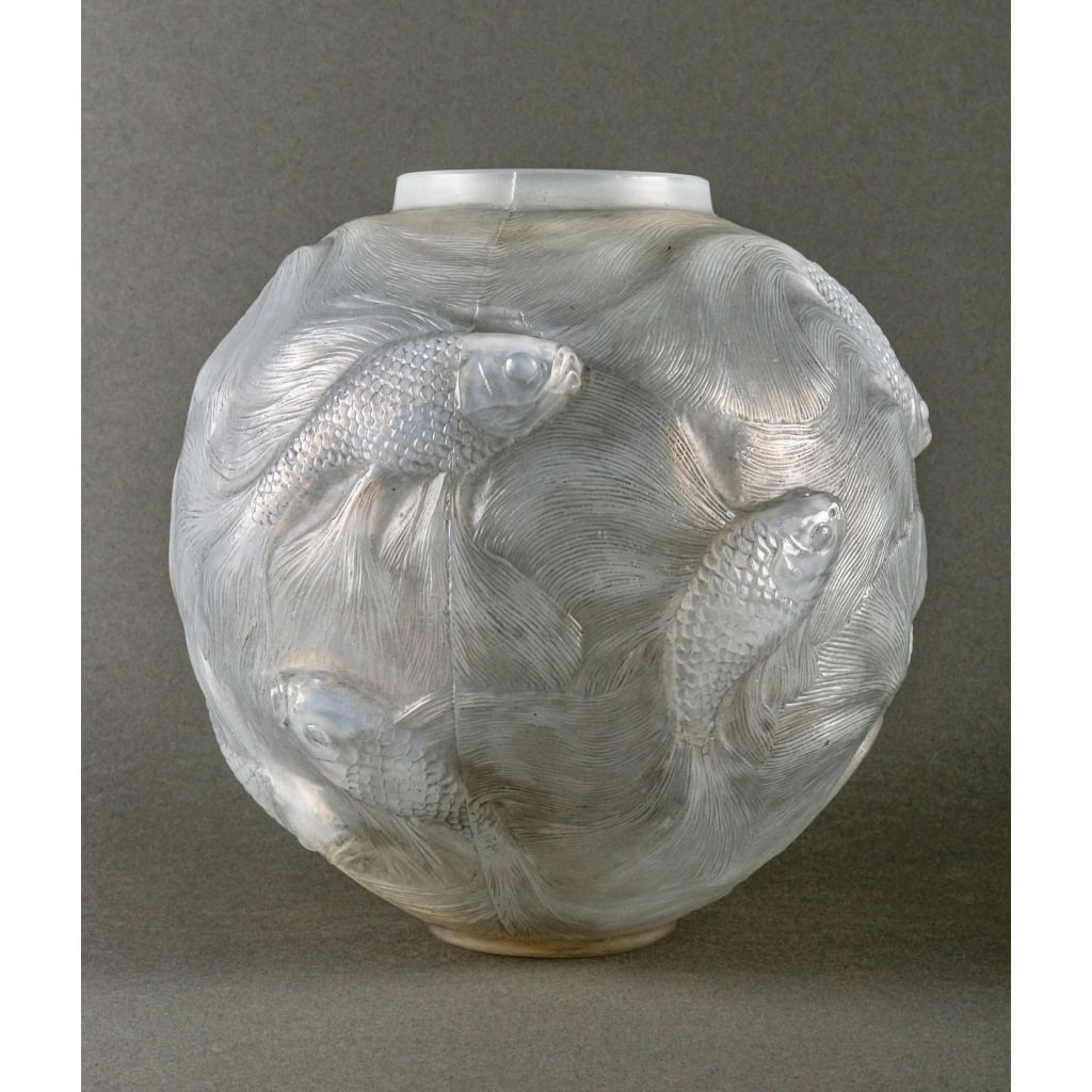Vase « Formose » verre opalescent double couche patiné gris de René LALIQUE | Biron Vase "Formose" verre opalescent double couche patiné gris de René LALIQUE