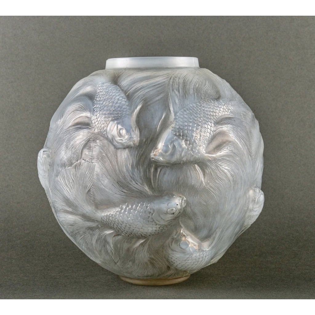 Vase « Formose » verre opalescent double couche patiné gris de René LALIQUE | Biron Vase "Formose" verre opalescent double couche patiné gris de René LALIQUE