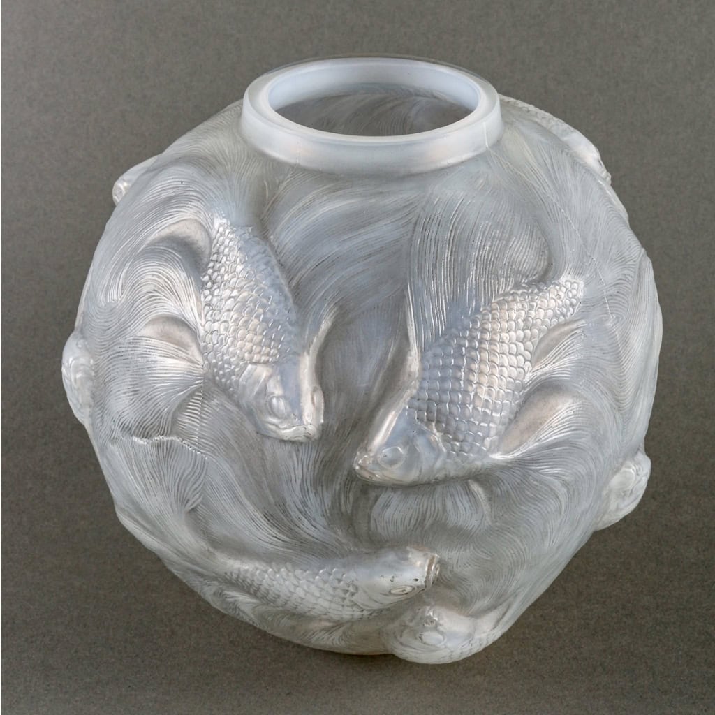 Vase « Formose » verre opalescent double couche patiné gris de René LALIQUE | Biron Vase "Formose" verre opalescent double couche patiné gris de René LALIQUE