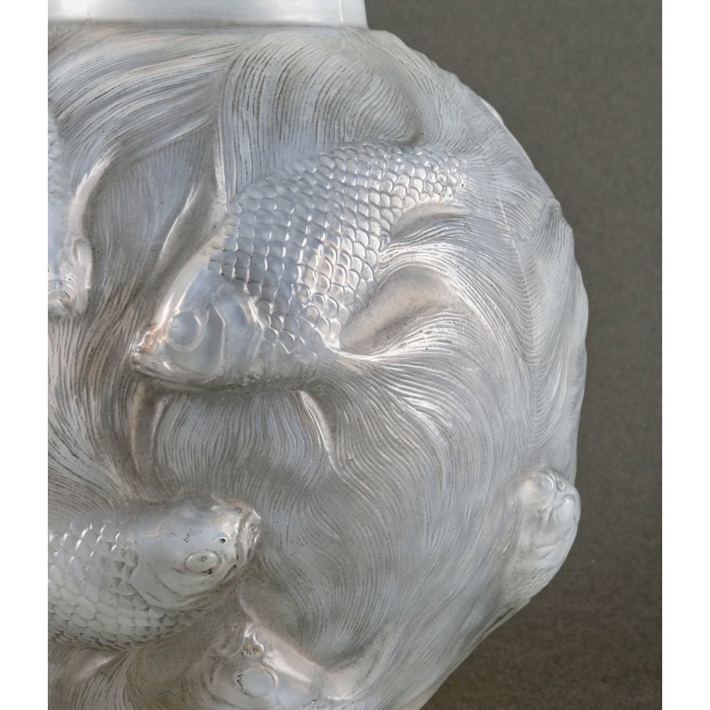 Vase « Formose » verre opalescent double couche patiné gris de René LALIQUE | Biron Vase "Formose" verre opalescent double couche patiné gris de René LALIQUE