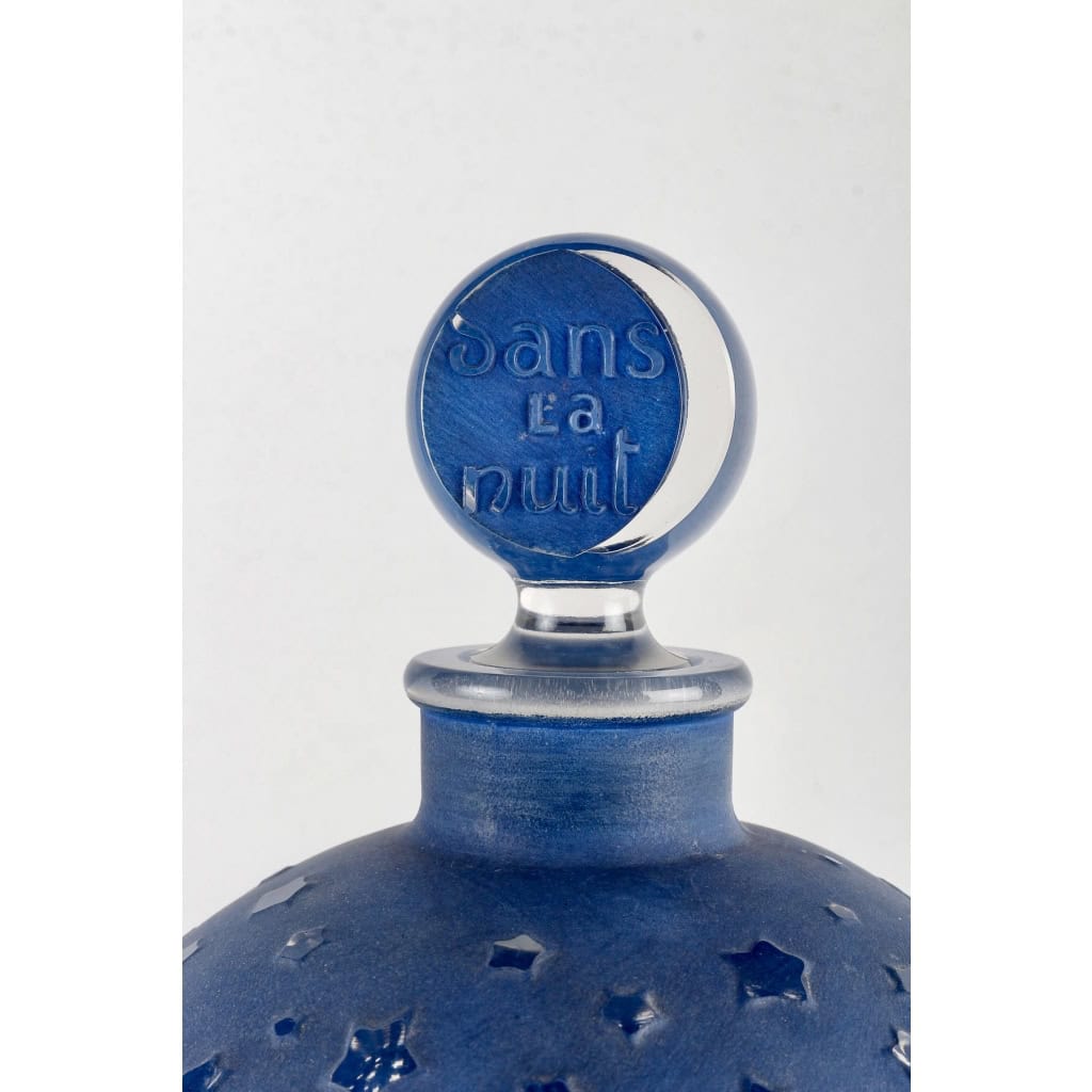 Flacon Géant « Dans La Nuit » verre blanc patiné bleu de René LALIQUE | Biron Flacon Géant "Dans La Nuit" verre blanc patiné bleu de René LALIQUE