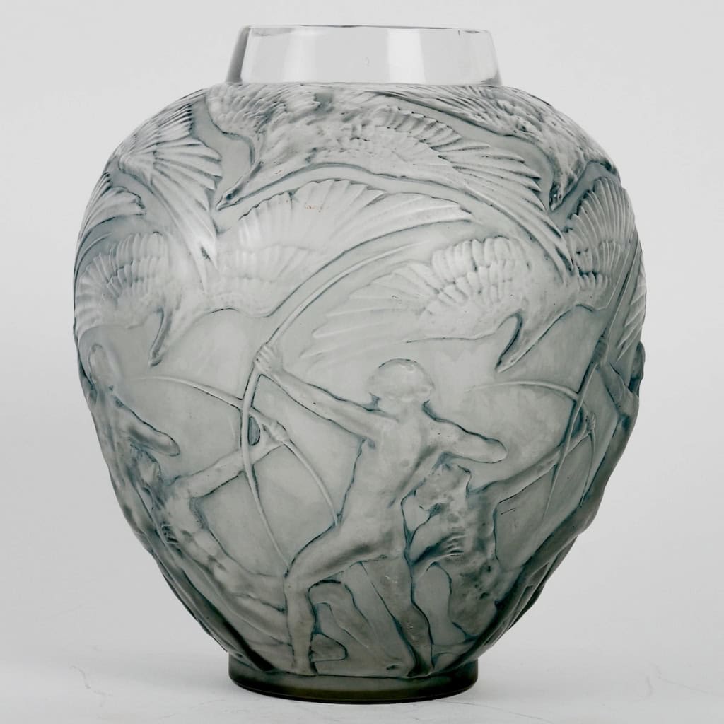 Vase « Archers » verre blanc patiné bleu de René LALIQUE | Biron ||||||||