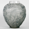 Vase « Archers » verre blanc patiné bleu de René LALIQUE | Biron Vase "Archers" verre blanc patiné bleu de René LALIQUE