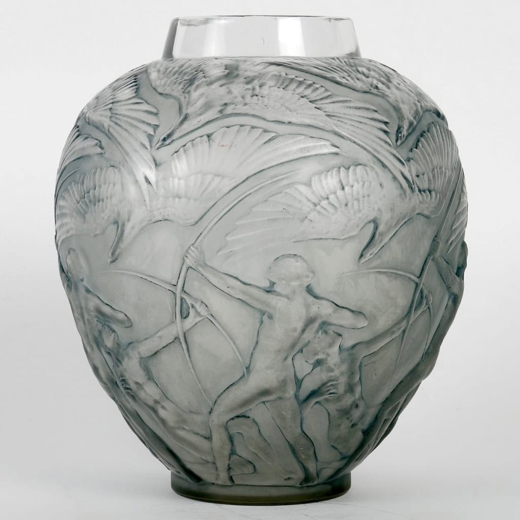 Vase « Archers » verre blanc patiné bleu de René LALIQUE | Biron Vase "Archers" verre blanc patiné bleu de René LALIQUE