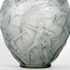 Vase « Archers » verre blanc patiné bleu de René LALIQUE | Biron Vase "Archers" verre blanc patiné bleu de René LALIQUE