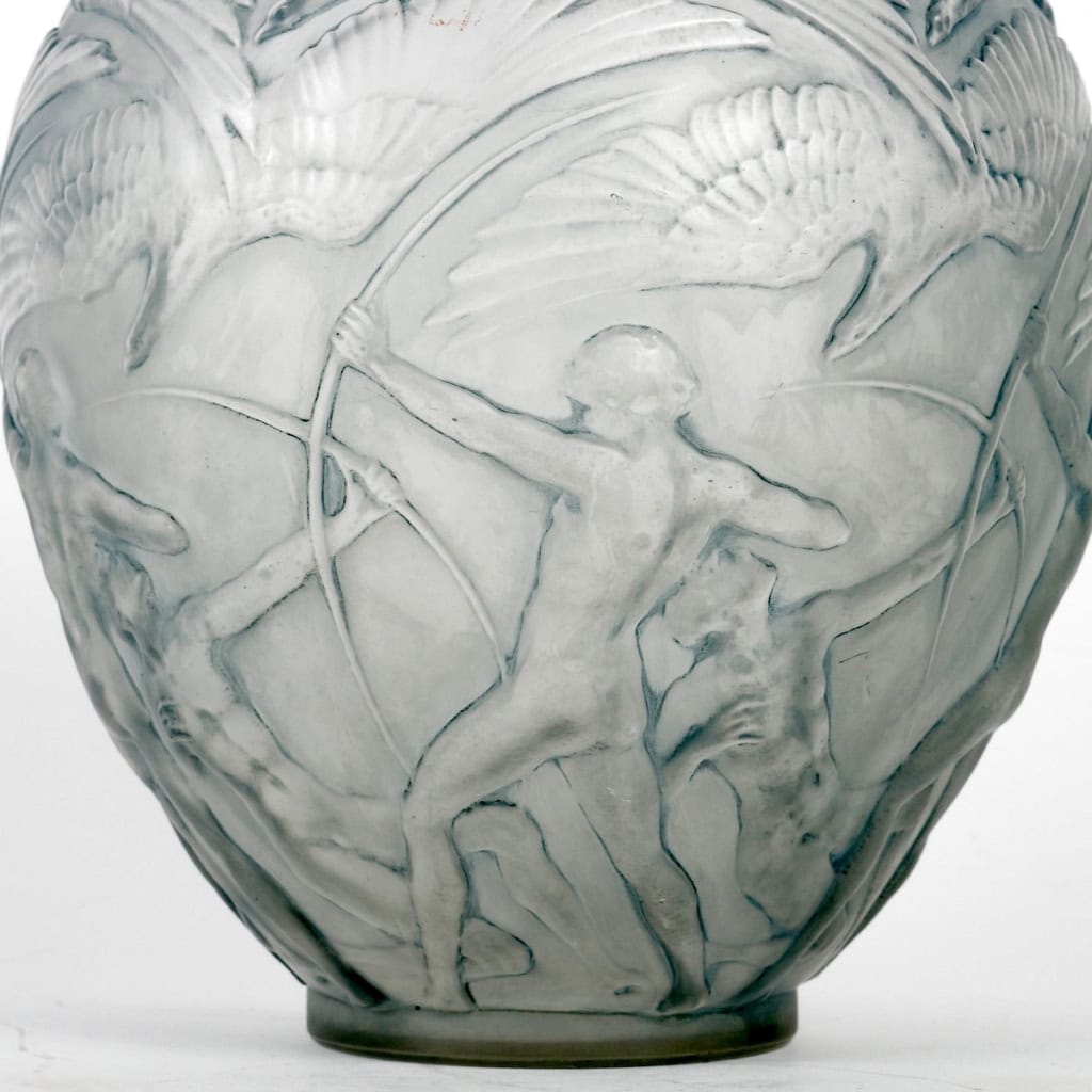 Vase « Archers » verre blanc patiné bleu de René LALIQUE | Biron Vase "Archers" verre blanc patiné bleu de René LALIQUE