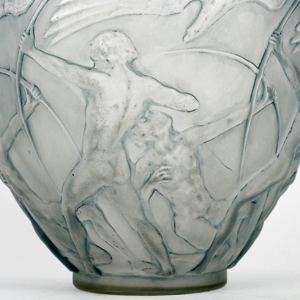 Vase « Archers » verre blanc patiné bleu de René LALIQUE | Biron Vase "Archers" verre blanc patiné bleu de René LALIQUE