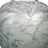 Vase « Archers » verre blanc patiné bleu de René LALIQUE | Biron Vase "Archers" verre blanc patiné bleu de René LALIQUE