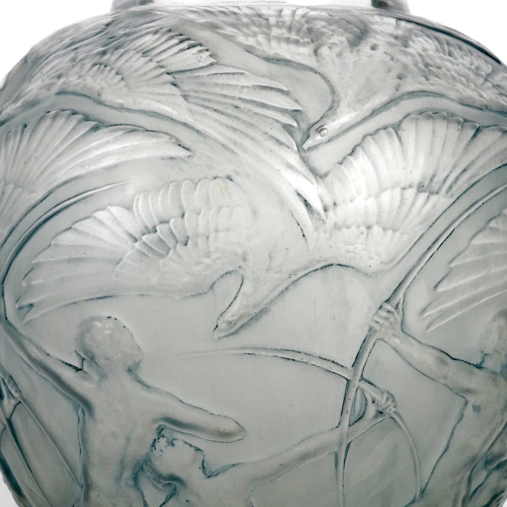 Vase « Archers » verre blanc patiné bleu de René LALIQUE | Biron Vase "Archers" verre blanc patiné bleu de René LALIQUE