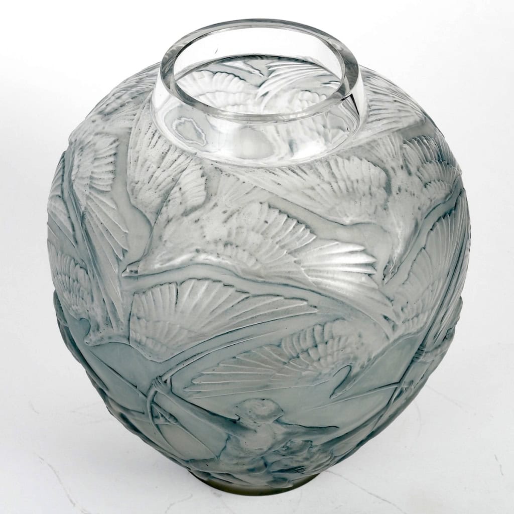 Vase « Archers » verre blanc patiné bleu de René LALIQUE | Biron Vase "Archers" verre blanc patiné bleu de René LALIQUE