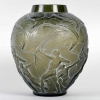 Vase « Archers » verre gris topaze fumé patiné blanc de René LALIQUE | Biron Vase "Archers" verre gris topaze fumé patiné blanc de René LALIQUE