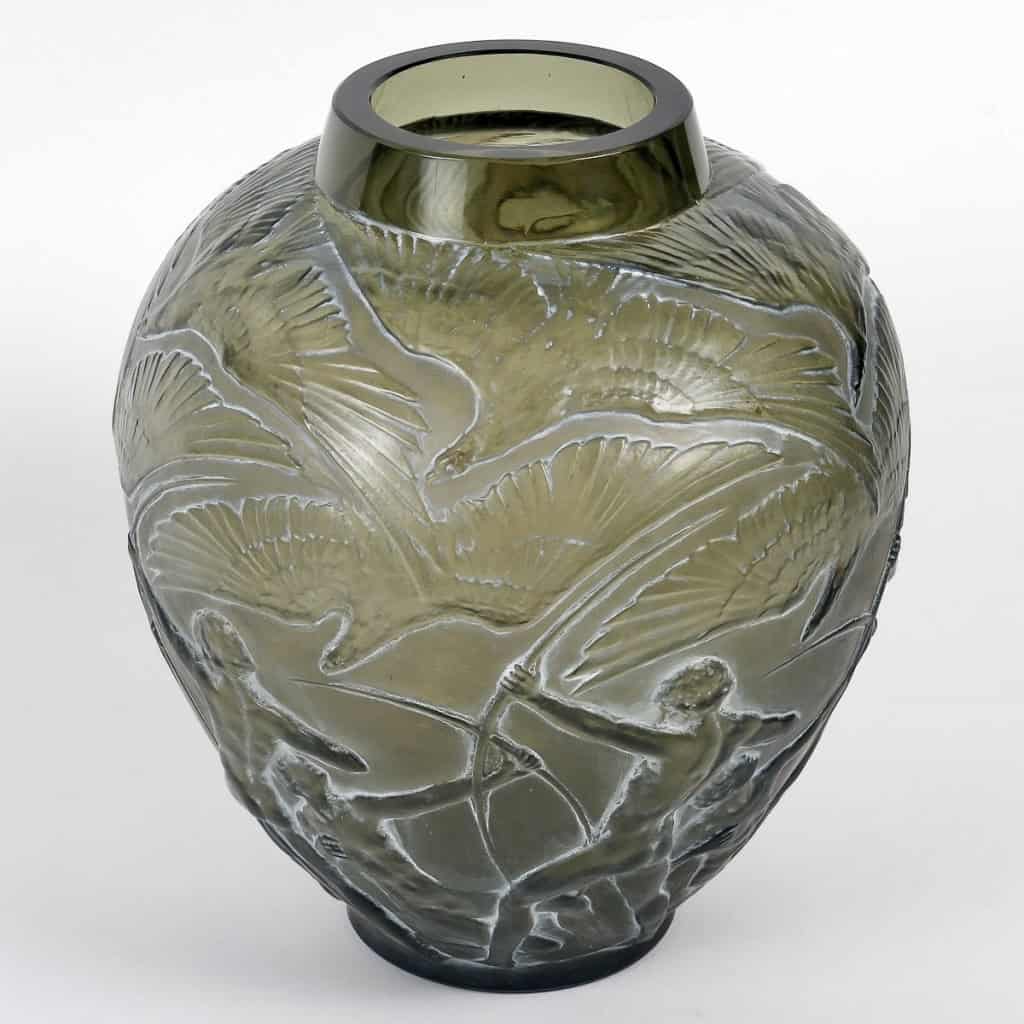 Vase « Archers » verre gris topaze fumé patiné blanc de René LALIQUE | Biron Vase "Archers" verre gris topaze fumé patiné blanc de René LALIQUE