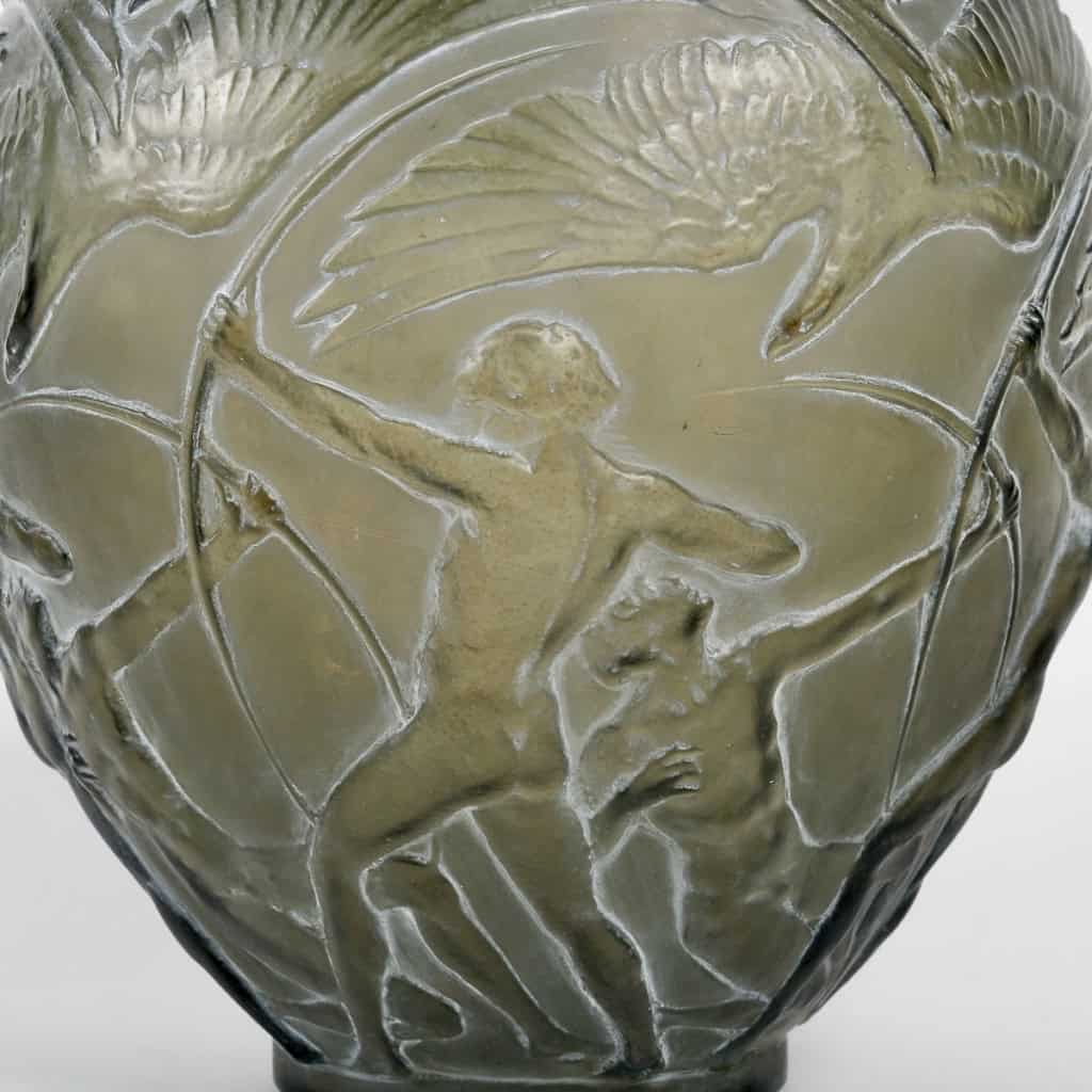 Vase « Archers » verre gris topaze fumé patiné blanc de René LALIQUE | Biron Vase "Archers" verre gris topaze fumé patiné blanc de René LALIQUE