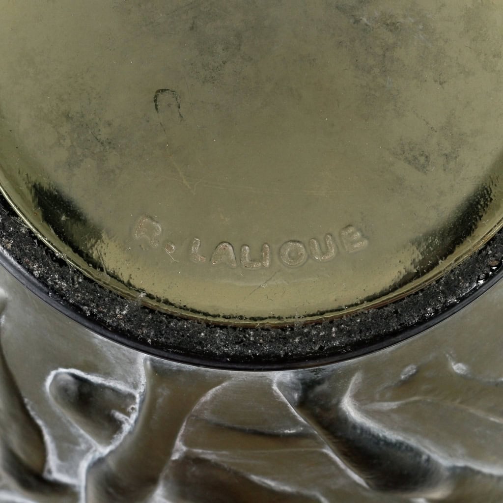 Vase « Archers » verre gris topaze fumé patiné blanc de René LALIQUE | Biron Vase "Archers" verre gris topaze fumé patiné blanc de René LALIQUE