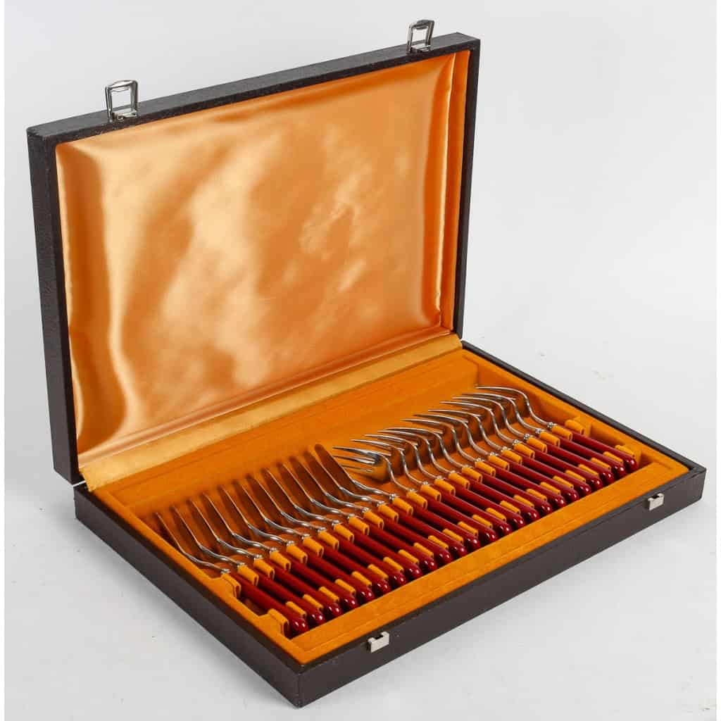 Service à poissons de 12 couverts en bacolite et inox de la maison Guy Degrenne orfèvre, 1980 | Biron |||||||