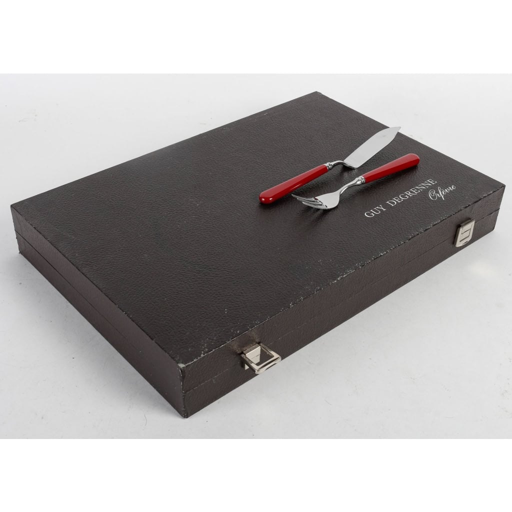 Service à poissons de 12 couverts en bacolite et inox de la maison Guy Degrenne orfèvre, 1980 | Biron Service à poissons de 12 couverts en bacolite et inox de la maison Guy Degrenne orfèvre, 1980