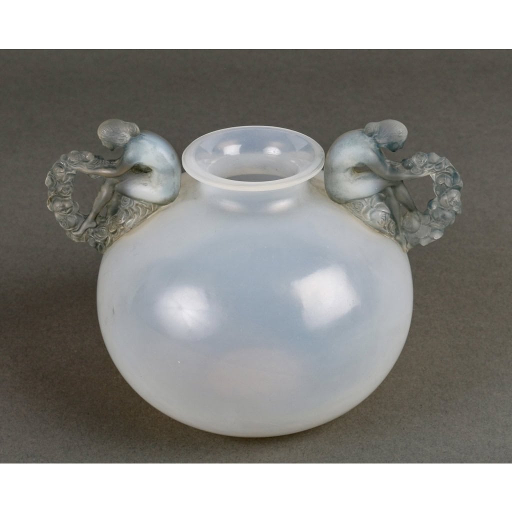 Vase « Bouchardon » verre opalescent patiné bleu de René LALIQUE | Biron Vase "Bouchardon" verre opalescent patiné bleu de René LALIQUE