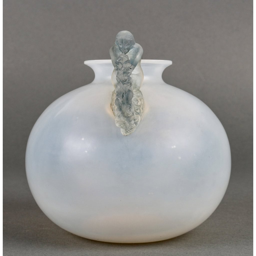 Vase « Bouchardon » verre opalescent patiné bleu de René LALIQUE | Biron Vase "Bouchardon" verre opalescent patiné bleu de René LALIQUE