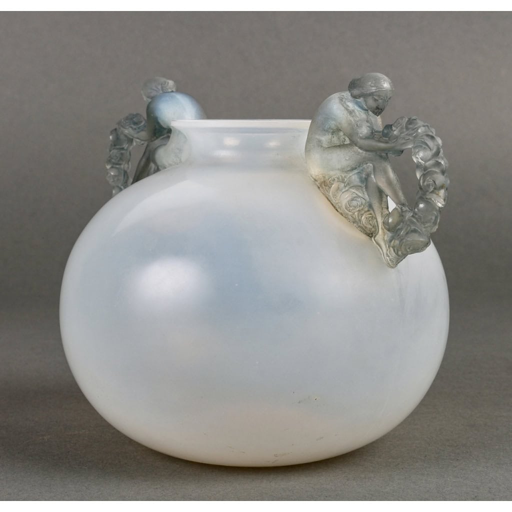 Vase « Bouchardon » verre opalescent patiné bleu de René LALIQUE | Biron Vase "Bouchardon" verre opalescent patiné bleu de René LALIQUE