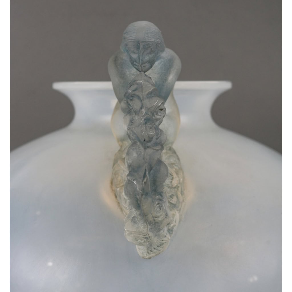 Vase « Bouchardon » verre opalescent patiné bleu de René LALIQUE | Biron Vase "Bouchardon" verre opalescent patiné bleu de René LALIQUE