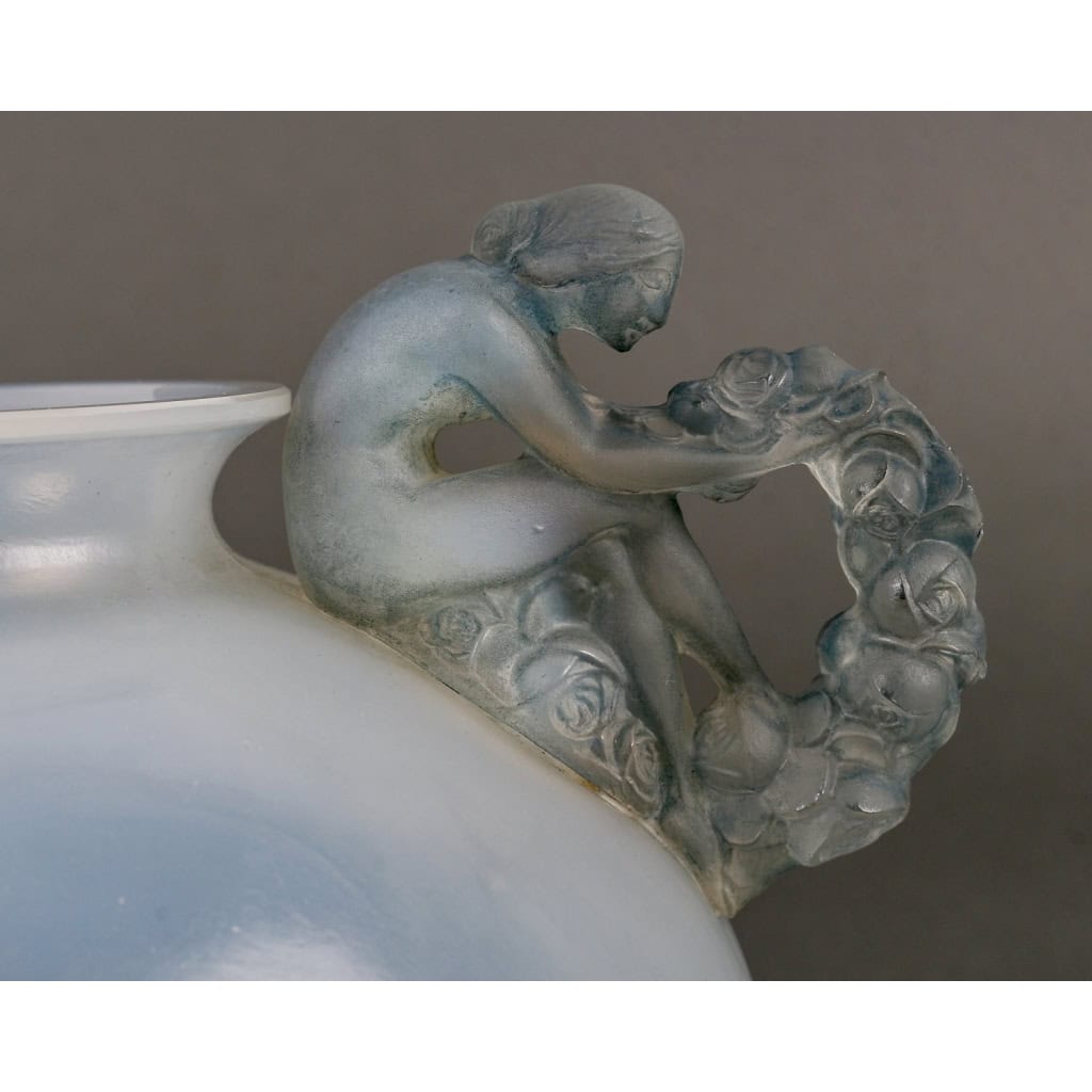 Vase « Bouchardon » verre opalescent patiné bleu de René LALIQUE | Biron Vase "Bouchardon" verre opalescent patiné bleu de René LALIQUE