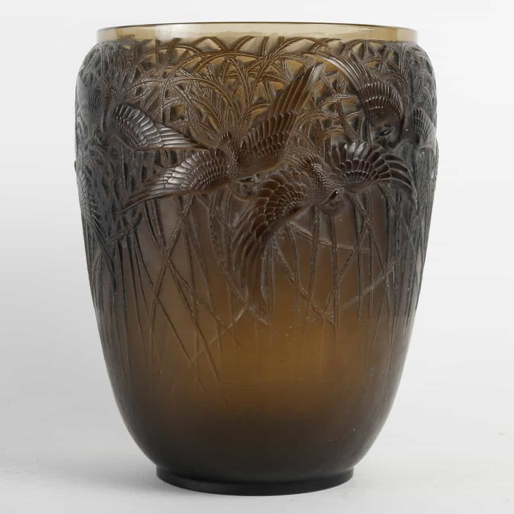 Vase « Aigrettes » verre topaze fumé patiné blanc de René LALIQUE | Biron Vase "Aigrettes" verre topaze fumé patiné blanc de René LALIQUE